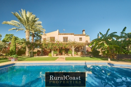 Espectacular chalet independiente en San Juan de 300m2 con 5 dormitorios, 3 baños, 1620m2 de parcela y piscina privada