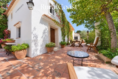 Finca con 262 m² construidos, parcela de unos 9.300 m² y pozo propio, a pocos metros del pueblo de Torremanzanas