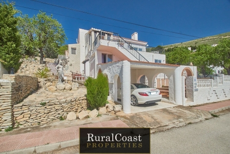 Two houses on a large plot with a total of 4 bedrooms and 3 bathrooms, swimming pool, garage