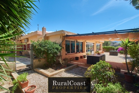 Maison rustique, terrain de 20000m2, 5 chambres, 3 salles de bain, garage, 18 panneaux solaires, réservoir d´eau.