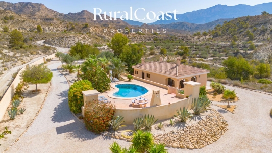 Estupenda Finca autosuficiente con 21.517 m², piscina y privacidad absoluta, 2 habitaciones, 2 baños, Jijona.