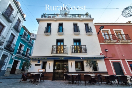 Boutique-Hotel - Bel hôtel en parfait état avec 7 chambres (22 lits), salle à manger, cuisine froide, ascenseur et terrasse avec vue panoramique sur la montagne.