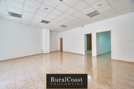 93m2 commercial premises in El Campello. Located on the corner and on an important avenue