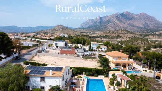 Terreno urbano de 950 m² en Pla Lloma, Busot, listo para edificar.