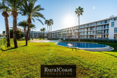 Schöne Wohnung in Dénia. 2 Schlafzimmer. 2 Badezimmer. Schwimmbad. Parkplatz. Blick auf das Meer und die Berge