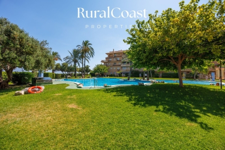 Spacieux appartement de 2 chambres avec terrasse, piscine et parking à El Campello, à seulement 5 minutes à pied de la plage.