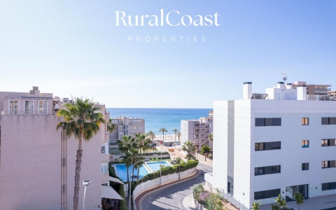 Exclusiva vivienda en segunda planta en primera línea del Mediterráneo: diseño, privacidad y espectaculares vistas al mar